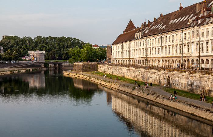 Besançon Blick von der Pont Battant: La Boucle mit Doubs und Quai Vauban Tour de la Pelote