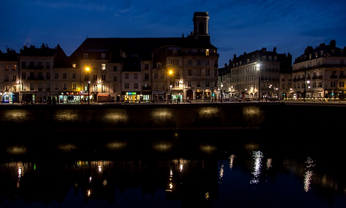 Blick vom Quai Vauban: Doubs und Église Sainte-Madeleine Besançon