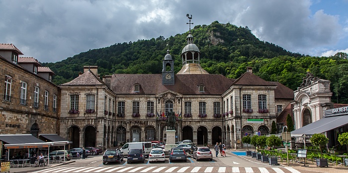 Place des Alliés et de la Résistance: Hôtel de Ville und die Kuppel der Chapelle Notre-Dame-Libératrice Salins-les-Bains