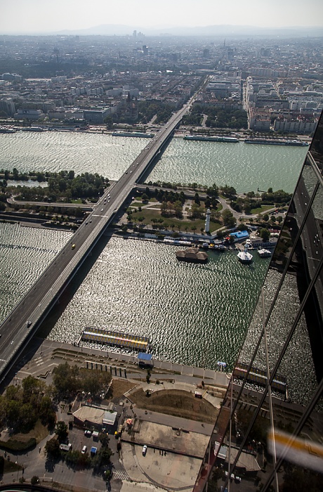 Blick von der DC Tower 1 Skyterasse: Reichsbrücke über (v.u.) Neue Donau, Donauinsel und Donau Wien