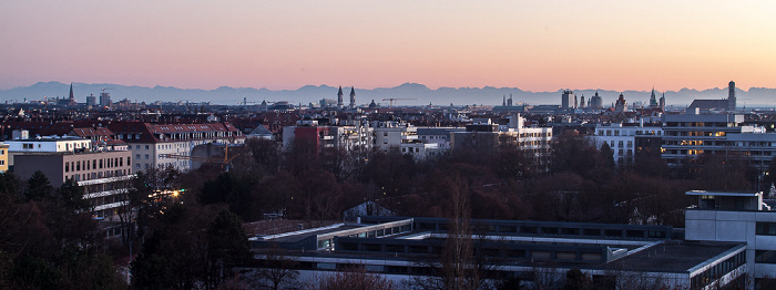 Blick von der Luitpoldhöhe (Luitpoldpark): Schwabing, Stadtzentrum, Alpen München