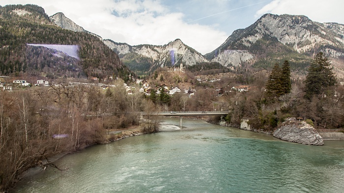 Tamins Zusammenfluss Vorderrhein / Hinterrhein (unten) zum Rhein (rechts)