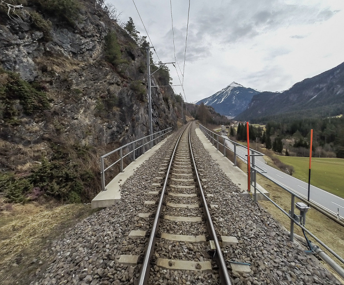 Graubünden Albulabahn: Lehnenviadukt Kantonsstrasse 749