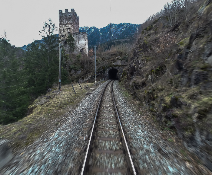 Graubünden Albulabahn: Campell-Tunnel, Burgruine Campell
