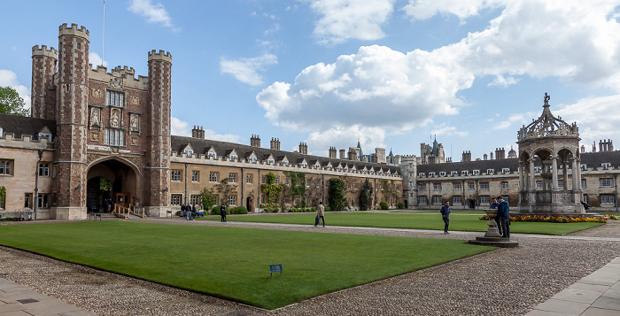 Cambridge Trinity College: Trinity Great Court mit Great Gate und Fountain