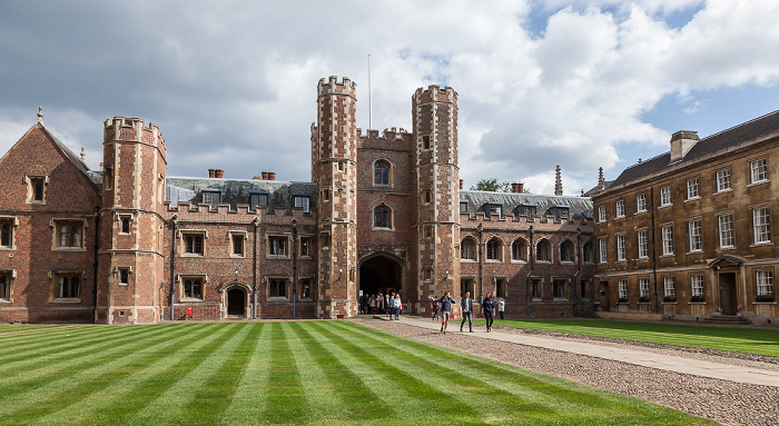 St John's College: First Court mit dem Main Gate (Great Gate) Cambridge
