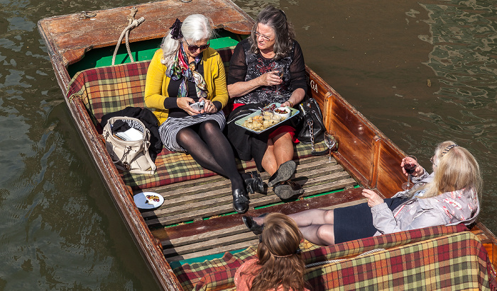 St John's College: Blick von der Kitchen Bridge auf den River Cam Cambridge