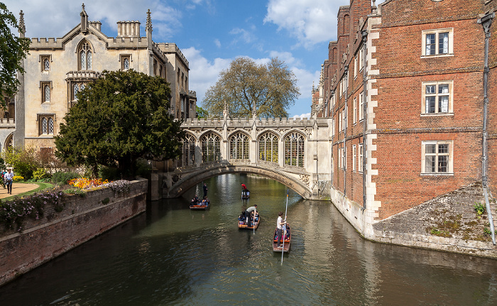 Cambridge St John's College: Blick von der Kitchen Bridge auf den River Cam und die Bridge of Sighs