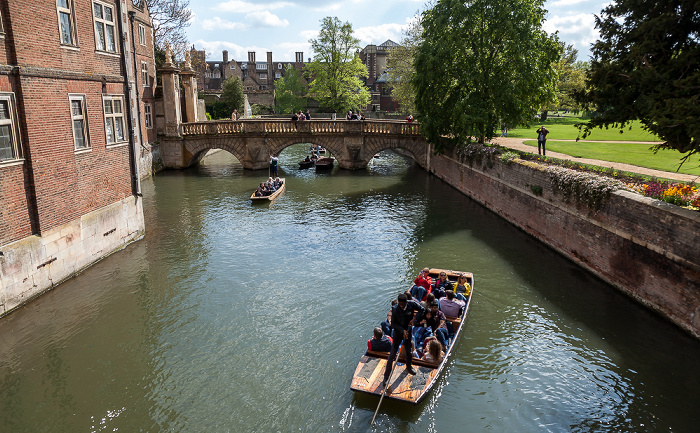 Cambridge St John's College: Blick von der Bridge of Sighs auf den River Cam und die Kitchen Bridge