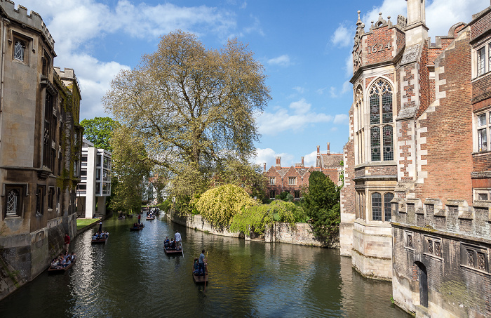 St John's College: Blick von der Bridge of Sighs auf den River Cam Cambridge