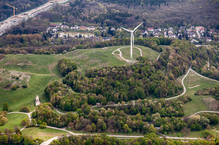 München Luftbild aus Zeppelin: Fröttmaninger Berg mit Windkraftanlage Fröttmaning Auensiedlung Autobahnring A 99 Heilig-Kreuz-Kirche (Fröttmaning)