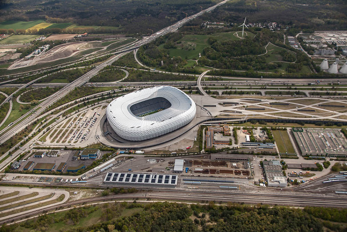 Luftbild aus Zeppelin: Allianz Arena und Parkhaus der Allianz Arena / Esplanade München