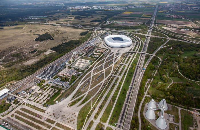 Luftbild aus Zeppelin: Parkhaus der Allianz Arena / Esplanade und Allianz Arena München