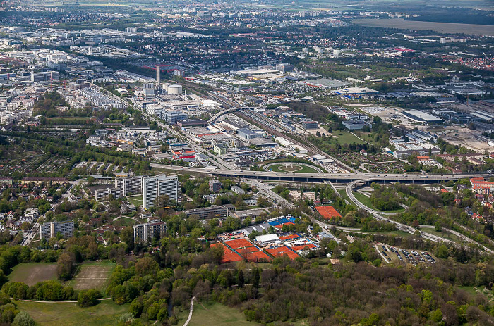 Luftbild aus Zeppelin: Schwabing-Freimann - Englischer Garten, Bundesautobahn A 9 mit Anschlussstelle München-Frankfurter Ring München