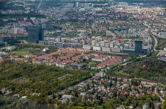Luftbild aus Zeppelin: Schwabing-Freimann (unten), Schwabing-West, Milbertshofen-Am Hart (oben) München