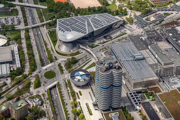 Luftbild aus Zeppelin: Milbertshofen-Am Hart mit v.o. BMW Welt, BMW-Museum, BMW-Hochhaus und die BMW-Werkshallen München