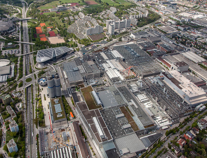 Luftbild aus Zeppelin: Milbertshofen-Am Hart mit BMW-Museum, BMW-Hochhaus und BMW-Werkshallen München