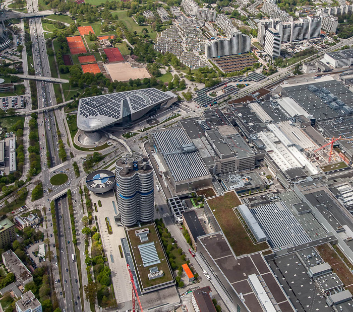 Luftbild aus Zeppelin: Milbertshofen-Am Hart mit BMW Welt, BMW-Museum, BMW-Hochhaus und BMW-Werkshallen München