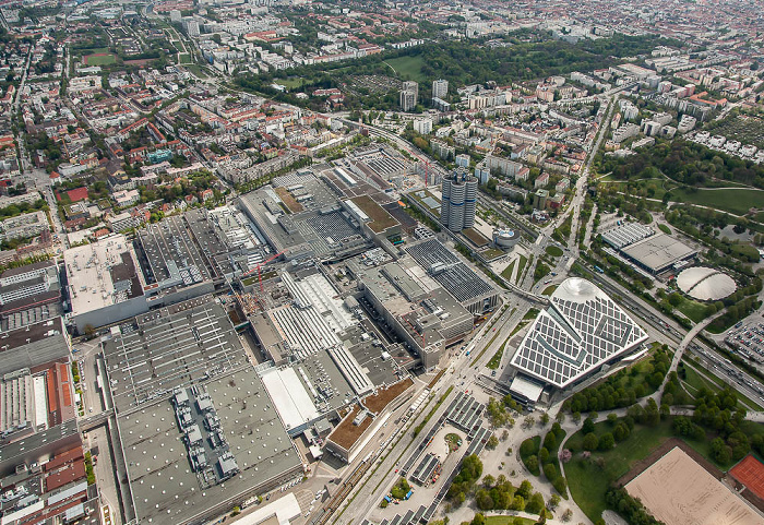 Luftbild aus Zeppelin: Milbertshofen-Am Hart mit BMW-Werkshallen, Schwabing-West München