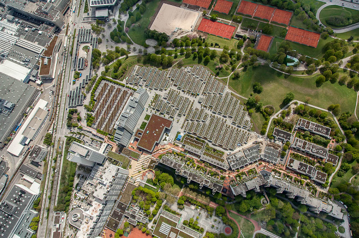 Luftbild aus Zeppelin: Milbertshofen-Am Hart mit Lerchenauer Straße, U-Bahnhof Olympiazentrum und Olympisches Dorf München