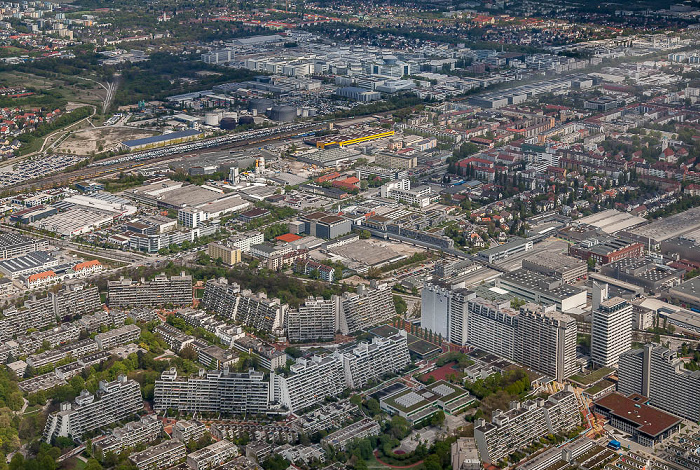 Luftbild aus Zeppelin: Milbertshofen-Am Hart mit Olympisches Dorf und BMW-Werkshallen München