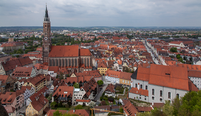 Blick von der Burg Trausnitz: Martinskirche (Stadtpfarr- und Kollegiatstiftskirche St. Martin und Kastulus) und Altstadt Landshut 2017