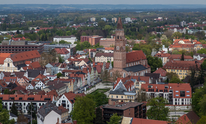 Landshut Blick von der Burg Trausnitz: Freyung mit der Pfarrkirche St. Jodok