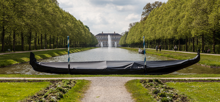 Oberschleißheim Schlossanlage Schleißheim: Schlosspark Schleißheim - Mittelkanal mit venezianischer Gondel Neues Schloss Schleißheim