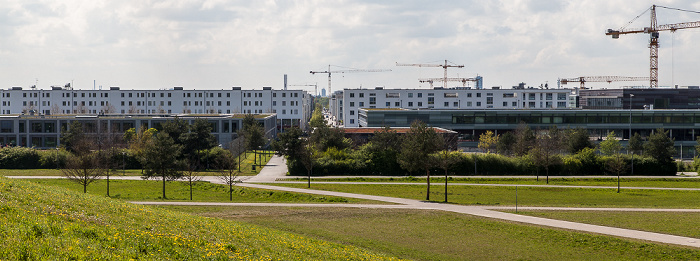 München Blick vom Aussichtshügel Riemer Park: Riemer Park (Landschaftspark Riem, BUGA-Park), Messestadt Riem