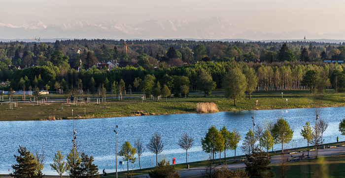 München Blick vom Aussichtshügel Riemer Park: Riemer Park (Landschaftspark Riem, BUGA-Park) mit Riemer See