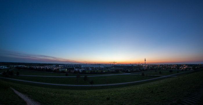 Blick vom Aussichtshügel Riemer Park: Riemer Park (Landschaftspark Riem, BUGA-Park), Messestadt Riem, Neue Messe München München