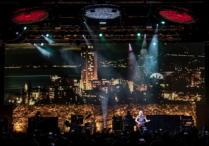 Olympiahalle: Deep Purple (+ Monster Truck) München Smoke on the WaterWe all came out to MontreuxOn the Lake Geneva shoreline
