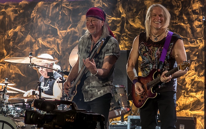 AccorHotels Arena (Palais Omnisports de Paris-Bercy): Deep Purple (+ Monster Truck) Paris Ian Paice, Roger Glover, Steve Morse