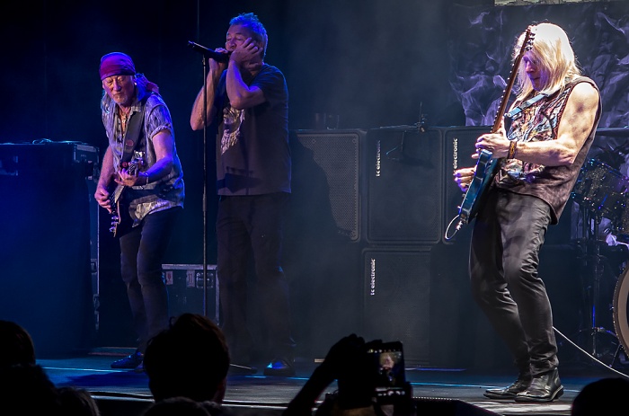AccorHotels Arena (Palais Omnisports de Paris-Bercy): Deep Purple (+ Monster Truck) Paris Roger Glover, Ian Gillan, Steve Morse