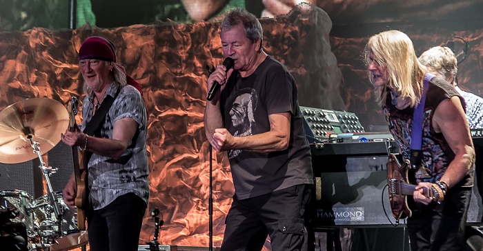 AccorHotels Arena (Palais Omnisports de Paris-Bercy): Deep Purple (+ Monster Truck) Paris Roger Glover, Ian Gillan, Steve Morse