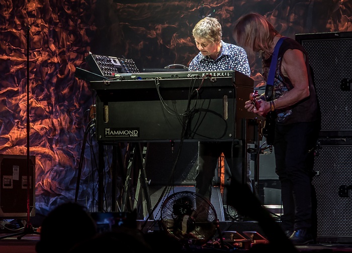 AccorHotels Arena (Palais Omnisports de Paris-Bercy): Deep Purple (+ Monster Truck) Paris Don Airey, Steve Morse