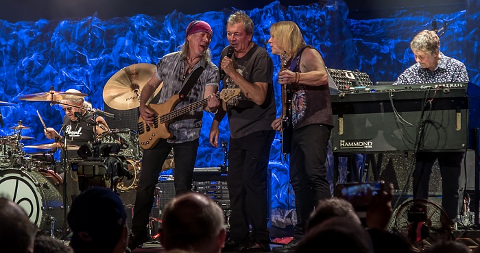 AccorHotels Arena (Palais Omnisports de Paris-Bercy): Deep Purple (+ Monster Truck) Paris Ian Paice (68), Roger Glover (71), Ian Gillan (71), Steve Morse (62), Don Airey (68)