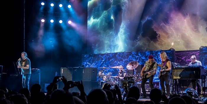 AccorHotels Arena (Palais Omnisports de Paris-Bercy): Deep Purple (+ Monster Truck) Paris Space Truckin'