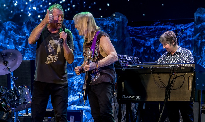 AccorHotels Arena (Palais Omnisports de Paris-Bercy): Deep Purple (+ Monster Truck) Paris Ian Gillan, Steve Morse, Don Airey