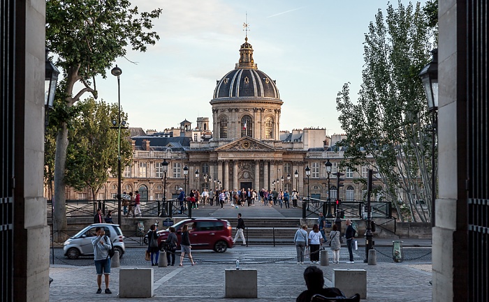 Blick aus dem Musée du Louvre: Pont des Arts und Institut de France Paris
