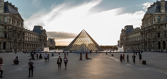 Musée du Louvre: Cour Napoléon mit der Glaspyramide im Innenhof des Louvre Paris