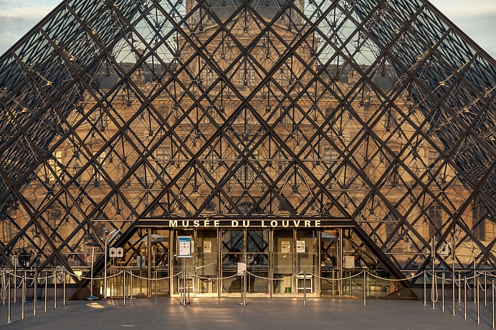 Musée du Louvre: Cour Napoléon - Glaspyramide im Innenhof des Louvre Paris