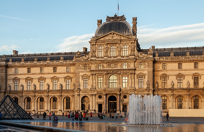 Paris Musée du Louvre: Cour Napoléon