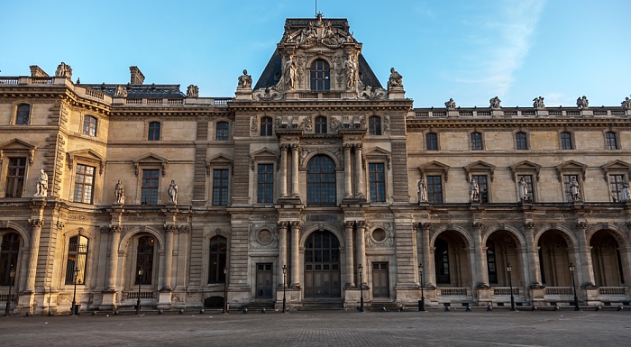 Musée du Louvre: Cour Napoléon Paris