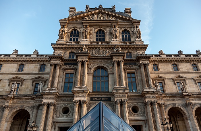 Musée du Louvre: Cour Napoléon Paris