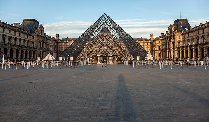 Musée du Louvre: Cour Napoléon mit der Glaspyramide im Innenhof des Louvre Paris