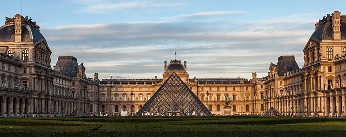 Musée du Louvre: Cour Napoléon mit der Glaspyramide im Innenhof des Louvre Paris 2017