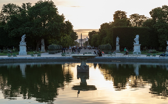 Paris Jardin des Tuileries mit dem Grand Bassin Rond Arc de Triomphe Avenue des Champs-Élysées Obelisk von Luxor