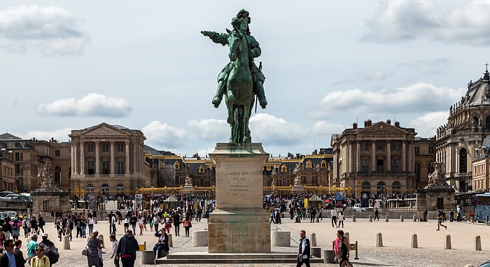 Place d'Armes mit dem Reiterstandbild von Ludwig XIV., Schloss Versailles (Château de Versailles) Paris 2017