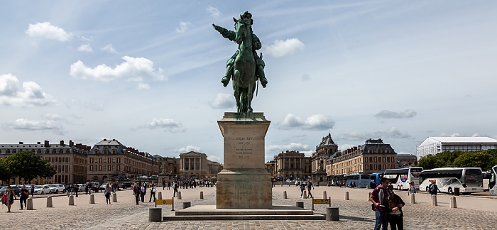 Place d'Armes mit dem Reiterstandbild von Ludwig XIV., Schloss Versailles (Château de Versailles)